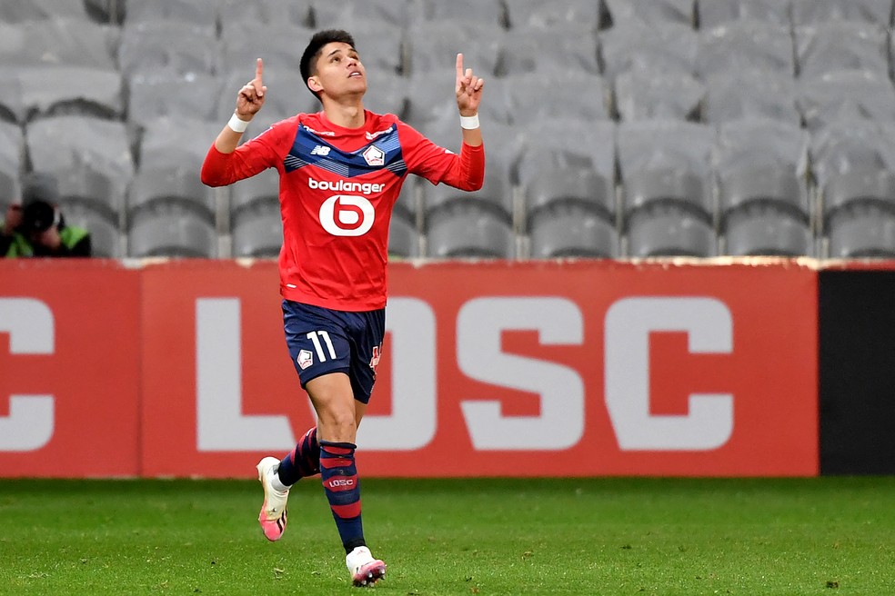 Luiz Ara&uacute;jo comemora ap&oacute;s empatar o jogo para o Lille contra o Montpellier &mdash; Foto: DENIS CHARLET / AFP