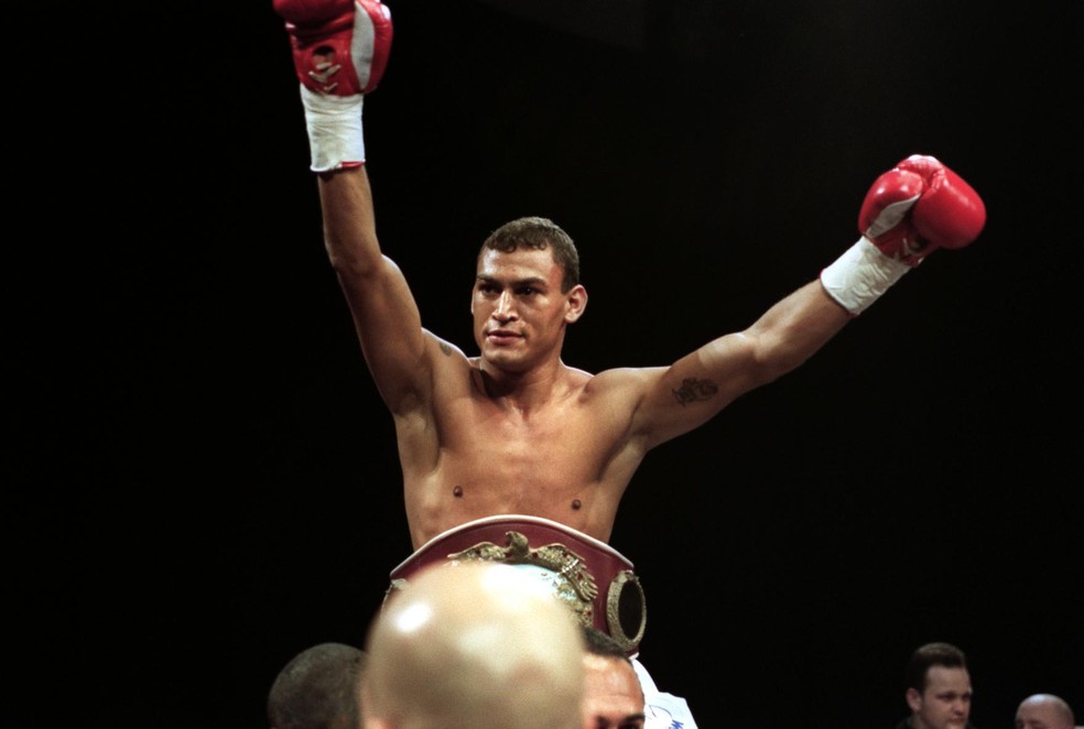 Acelino Popó Freitas celebra vitória sobre Daniel Alicea em 2000 — Foto: Nick Potts/EMPICS via Getty Images