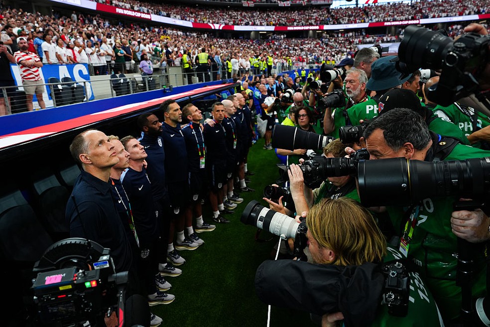 Thomas Tuchel encoberto por fotógrafos no hino na Copa