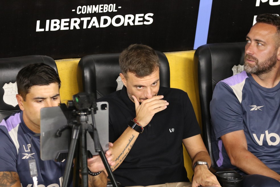 Martín Anselmi em Barcelona de Guayaquil x Botafogo — Foto: EFE / Jonathan Miranda