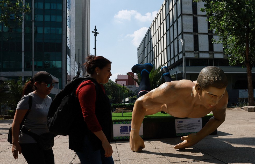 Manifestantes derrubaram estátua de jogadores da Copa do Mundo, na Cidade do México — Foto: Reuters