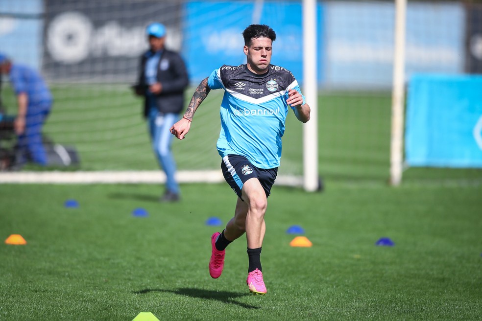 Lucas Besozzi em treino do Grêmio — Foto: Lucas Uebel/Grêmio