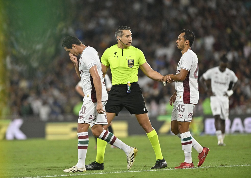 Ganso sente desconforto durante partida do Fluminense contra o Corinthians no Brasileirão 2025.