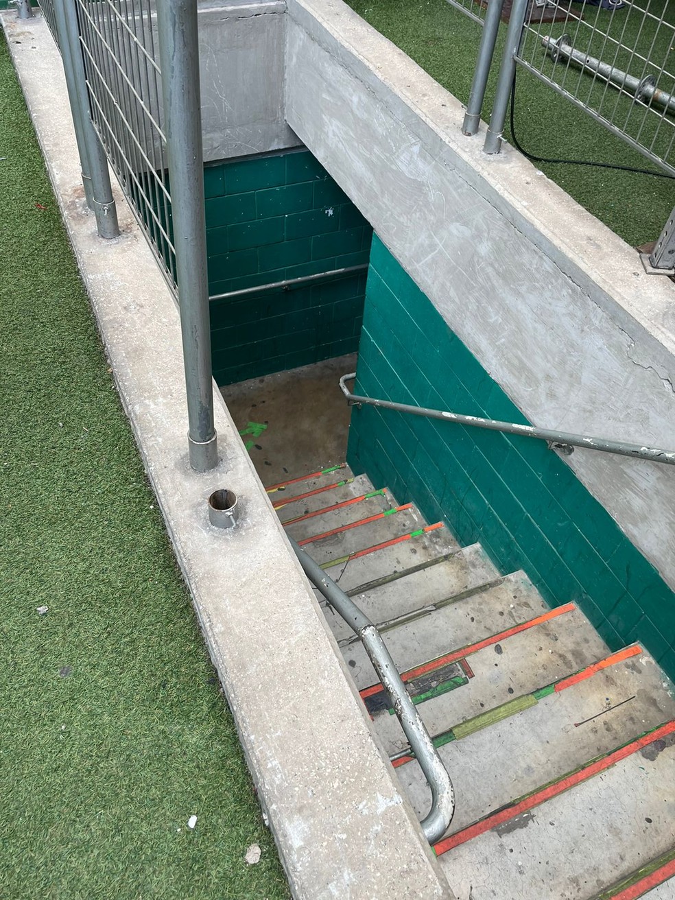 Escada por trás do palco para acesso a estruturas fixas de suporte no Allianz Parque — Foto: Camila Alves