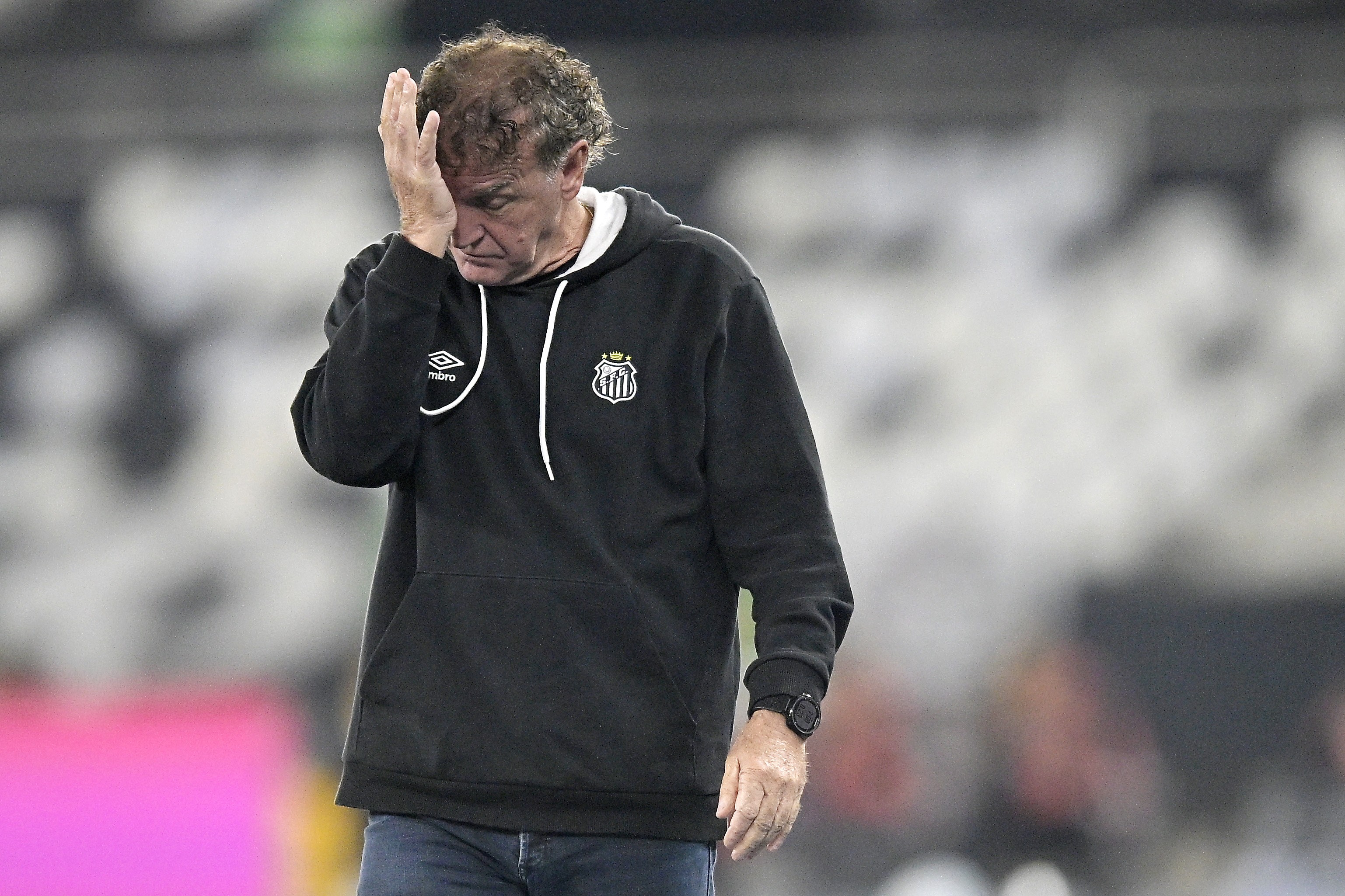 Cuca evita previsão para o retorno de Neymar e isenta Brazão de culpa por derrota do Santos