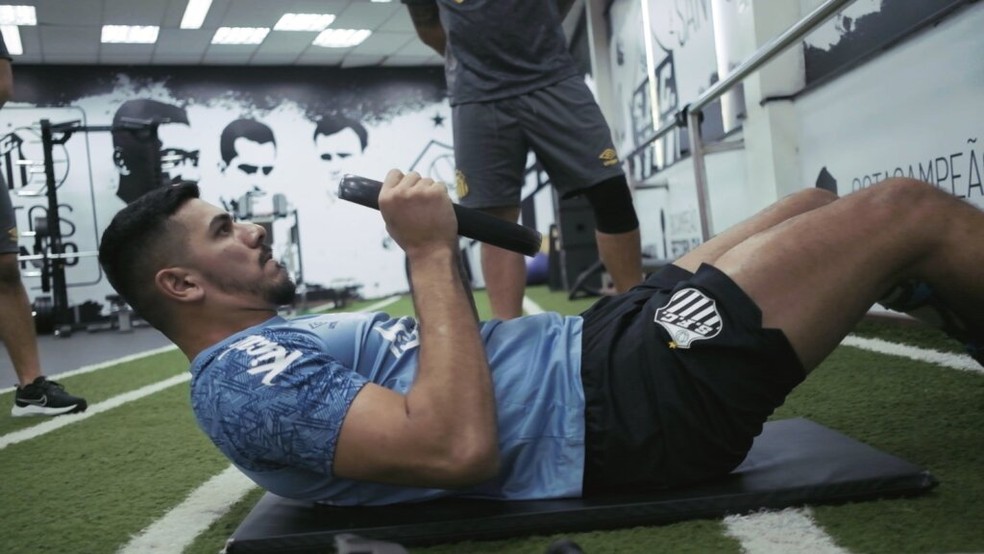 João Paulo durante trabalho de fisioterapia no Santos — Foto: Reprodução/Santos FC