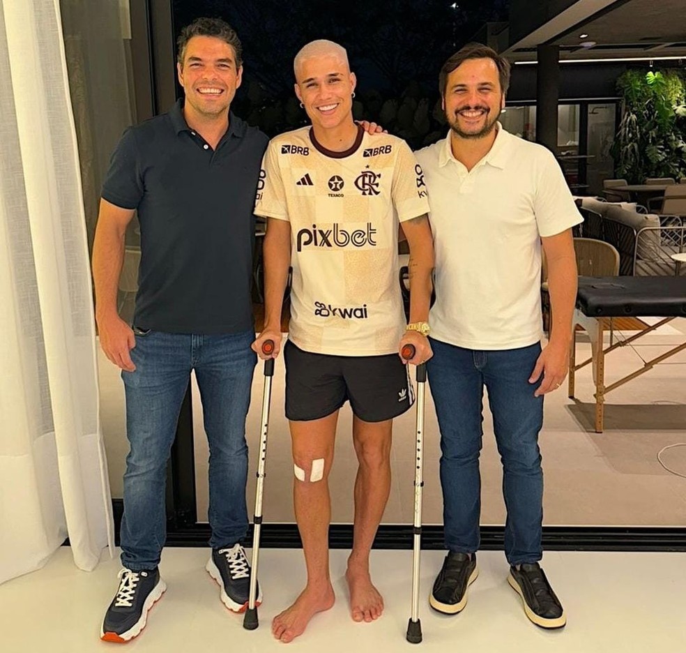 Luiz Araújo, do Flamengo, começou a usar muletas nos últimos dias — Foto: Reprodução