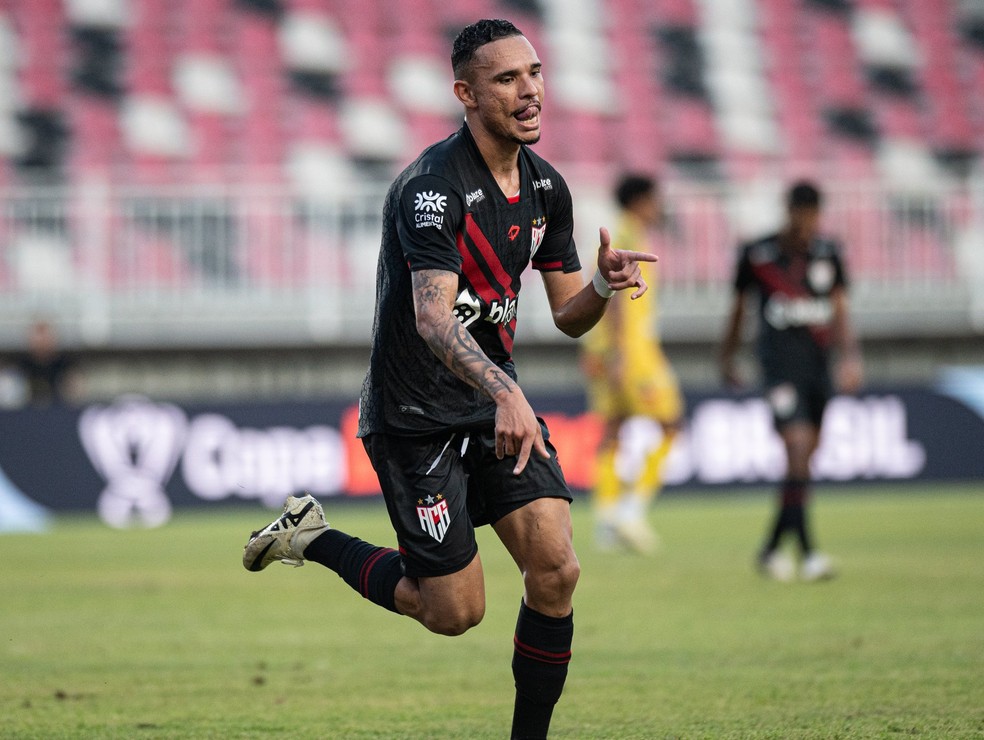 Luis Fernando comemora gol do Atlético-GO contra o Brusque — Foto: Luiz Vieira