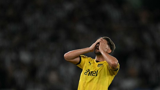 Meia do Pearol detona gramado do Nilton Santos: 