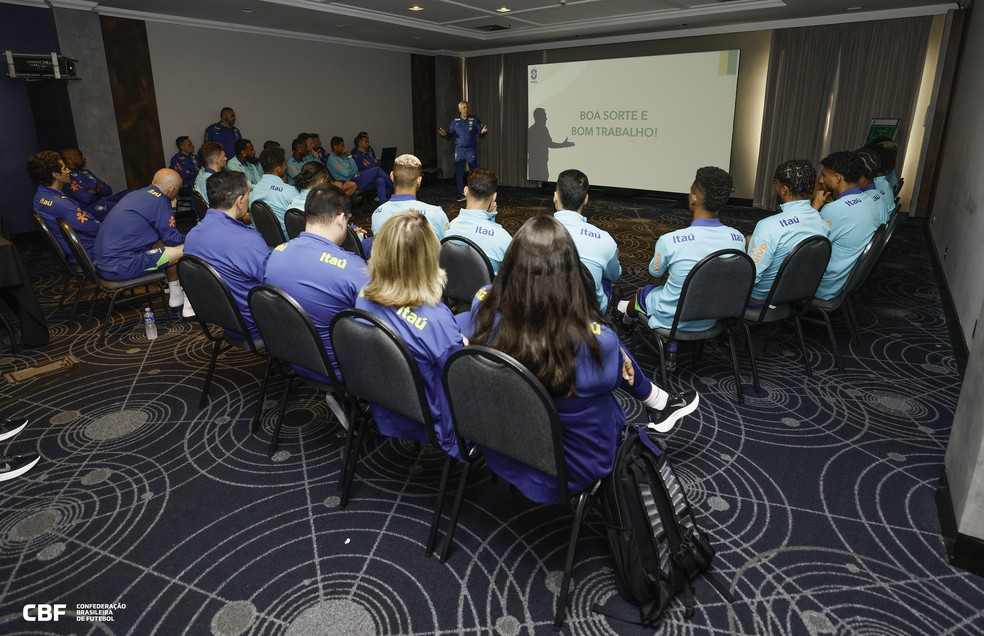 Carlo Ancelotti se reúne com jogadores da Seleção — Foto: Rafael Ribeiro / CBF