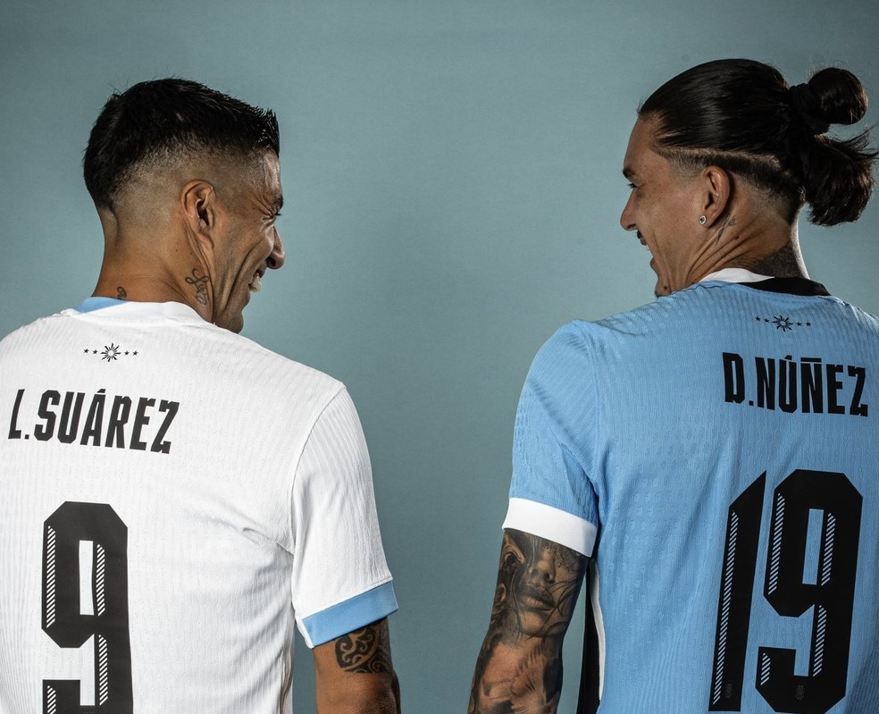 Suárez e Darwin Núñez com o novo uniforme do Uruguai — Foto: Divulgação/AUF