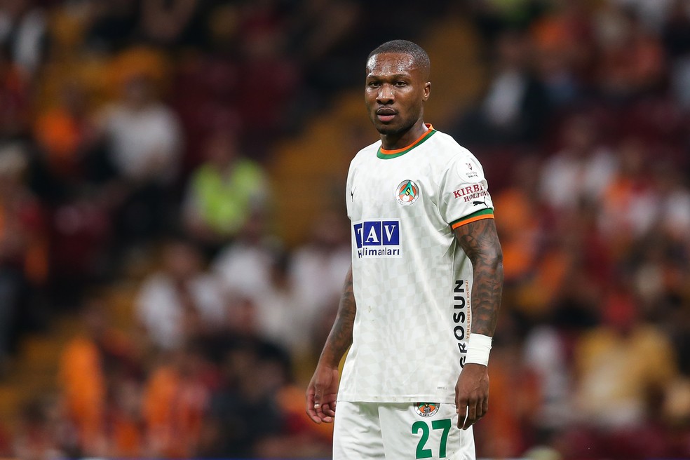 Loide Augusto em ao pelo Antalyaspor, da Turquia  Foto: Ahmad Mora/Getty Images