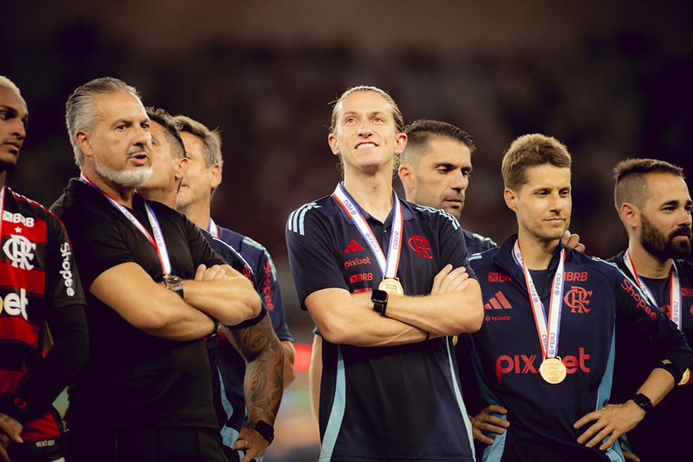 José Boto e Filipe Luís com a medalha de campeão Carioca pelo Flamengo — Foto: Adriano Fontes / Flamengo