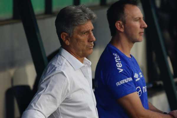 Grêmio expõe crise e problemas em derrota no Gre-Nal, torcida teme rebaixamento.