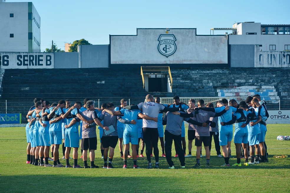 Elenco do Treze durante treino no Estádio Presidente Vargas — Foto: Michele Aráujo / Treze
