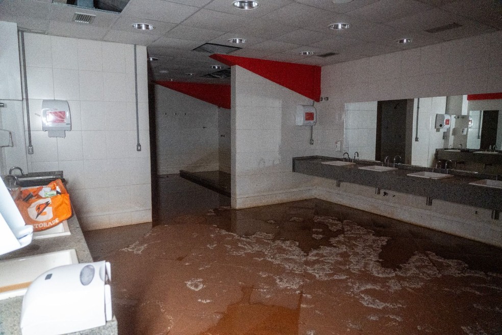 Área interna do Beira-Rio após enchente — Foto: Divulgação/Comunicação Internacional