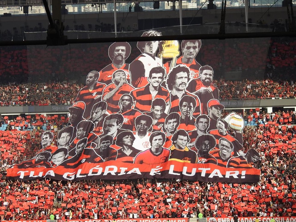 Torcida do Flamengo faz a festa com mosaico 3D antes da final contra o São Paulo — Foto: Fred Gomes/ge