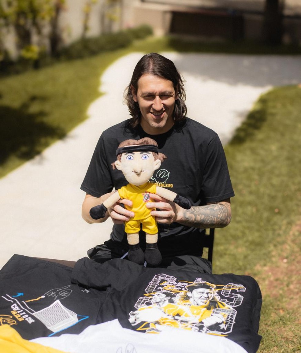 Cássio, do Corinthians, com seu boneco e suas camisetas — Foto: Divulgação