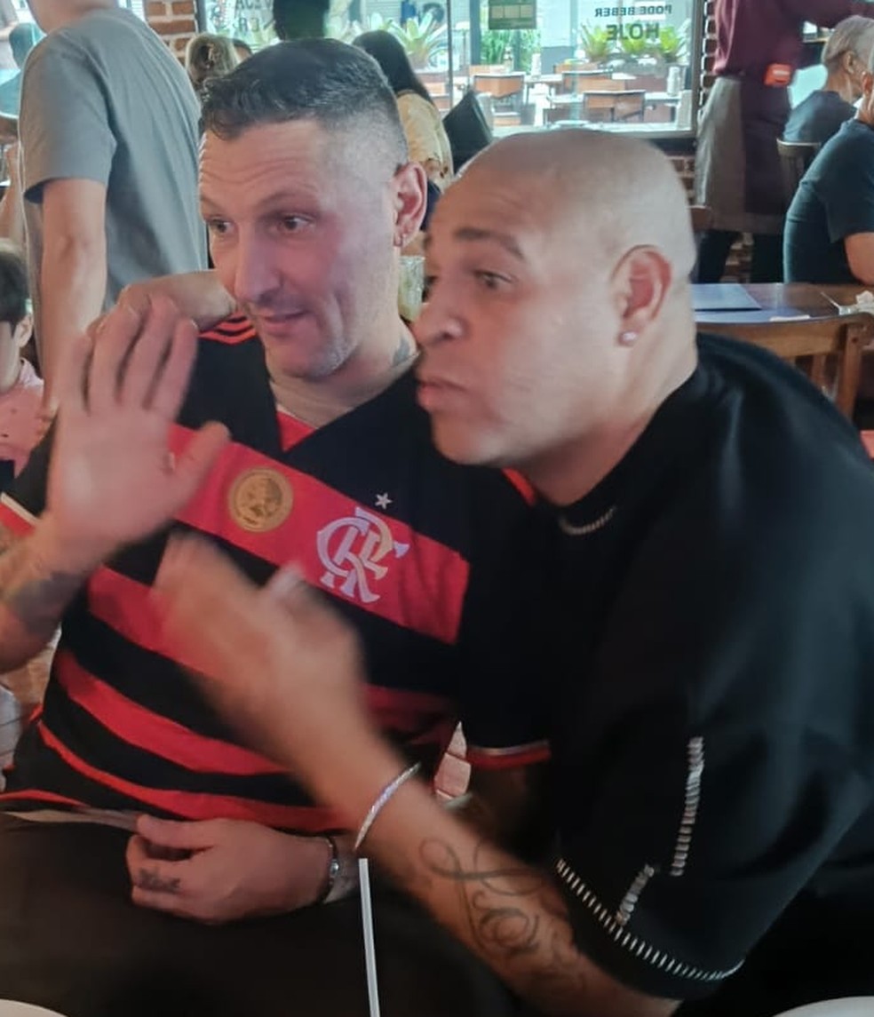 Materazzi veste a camisa do Flamengo em almoço com Adriano — Foto: Reprodução