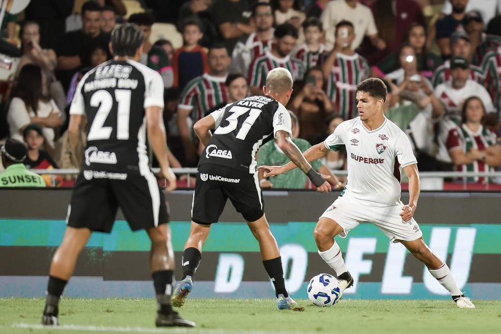 Corinthians pediu ao Fluminense para jogarem com uniformes reservas por não ter camisas brancas suficientes — Foto: Marcelo Gonçalves/Fluminense