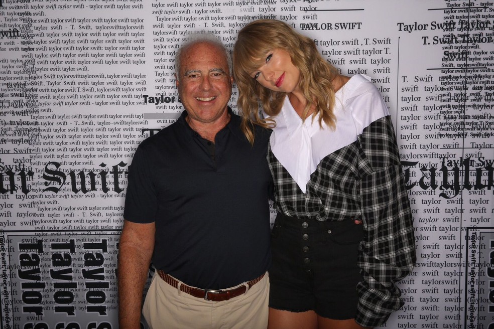Taylor Swift com Jeffrey Lurie, dono dos Eagles, em 2018 — Foto: Reprodução/ X