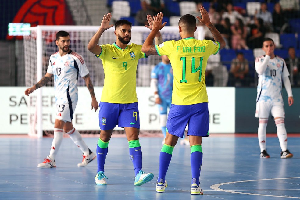 Camisa 9 Leandro Lino marcou o terceiro gol do Brasil diante da Costa Rica — Foto: Robertus Pudyanto - FIFA/FIFA via Getty Images