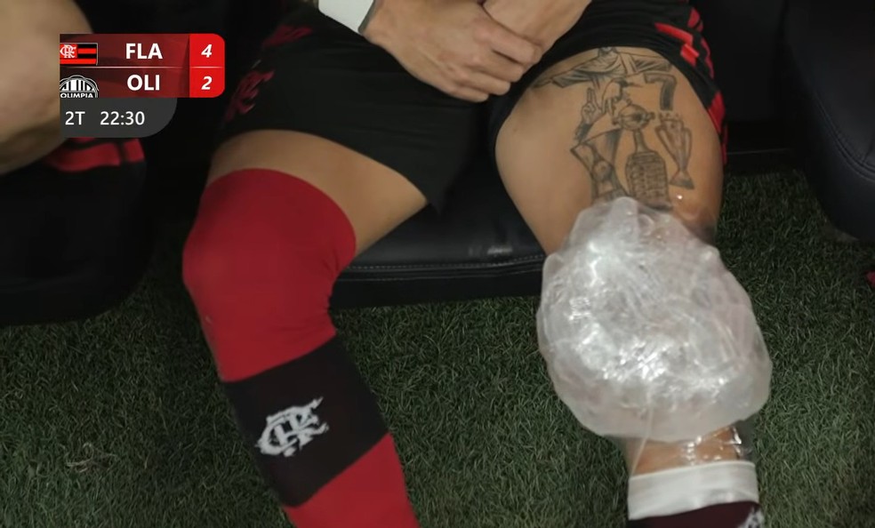 Joelho de Luiz Araújo com bolsa de gelo após ser substituído no Flamengo x Olimpia — Foto: Reprodução / FlamengoTV