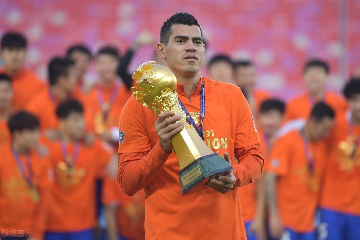 De pedreiro a multicampeão na China, Jadson, ex-Vasco, celebra 