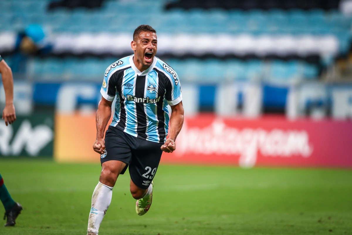 Inter anuncia oficialmente centroavante Wesley Moraes