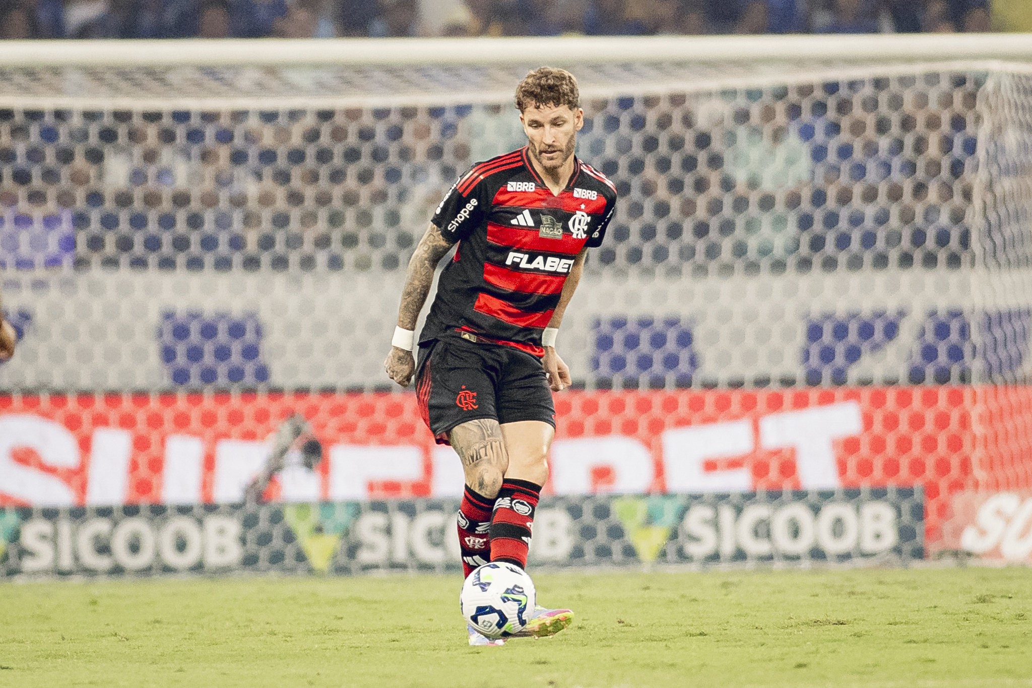 Flamengo divulga lista de relacionados com retorno de Léo Pereira para jogo contra Palmeiras