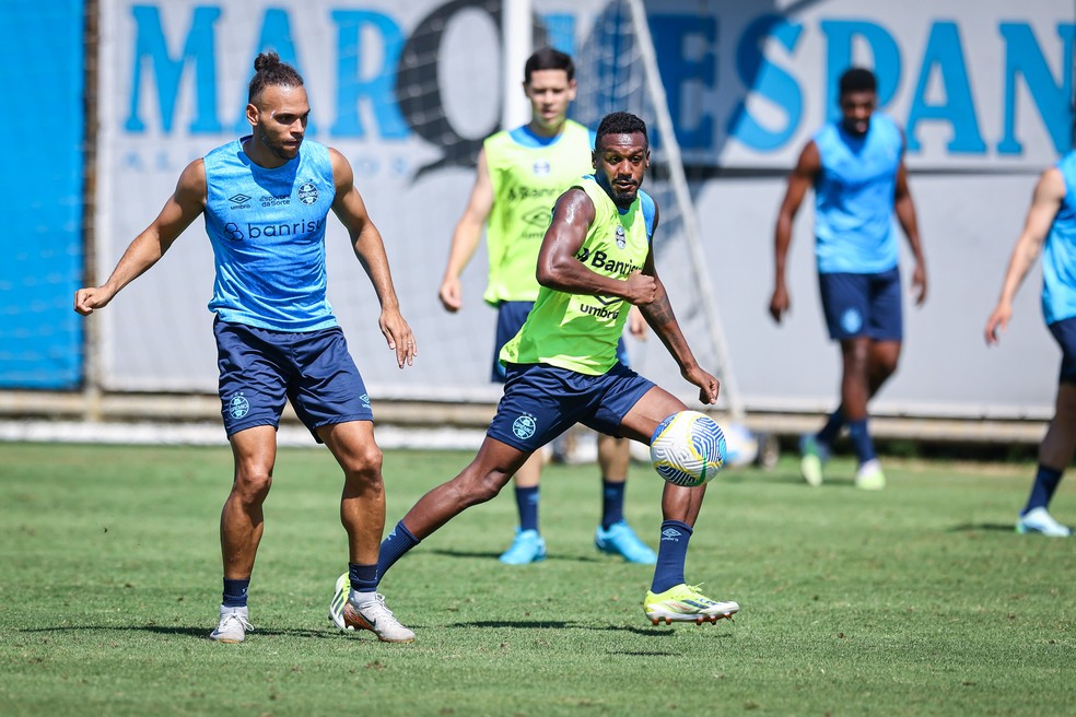 Braithwaite e Edenilson em treino desta quinta-feira, no CT Luiz Carvalho — Foto: Lucas Uebel/Grêmio FBPA