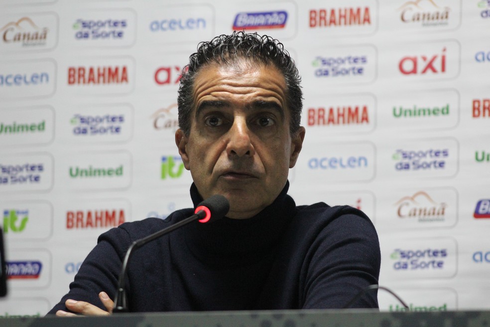 Renato Paiva em entrevista coletiva após derrota para o Athletico — Foto: Rafael Machaddo / EC Bahia