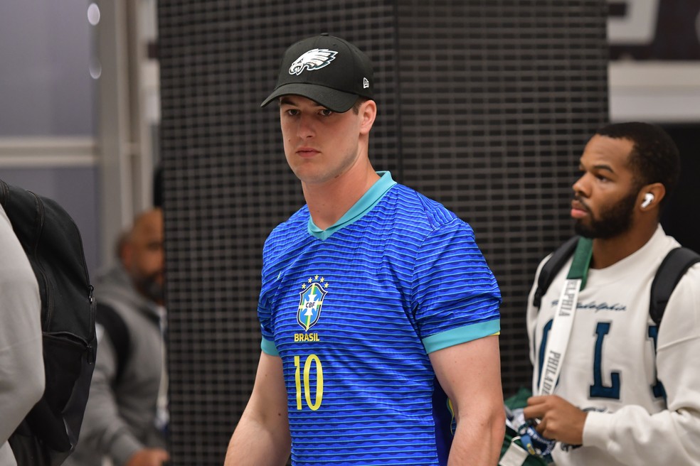 NFL: quem é jogador dos Eagles que usa bandeira do Brasil no capacete