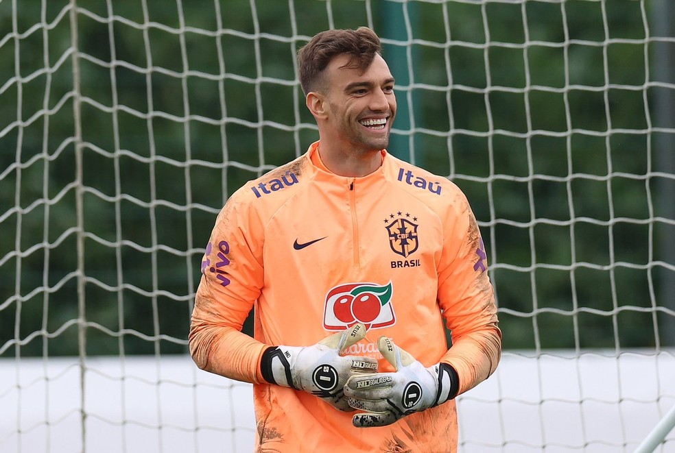 Léo Jardim em treino da Seleção Brasileira.