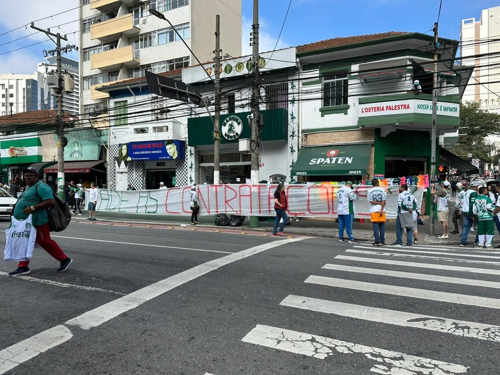 Torcedores cobram de Leila Pereira a contratação de reforços — Foto: Emilio Botta