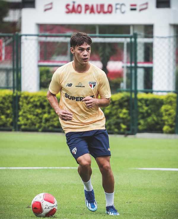 Caçula do São Paulo na Copinha treina com profissionais e pode ser inscrito no Paulista