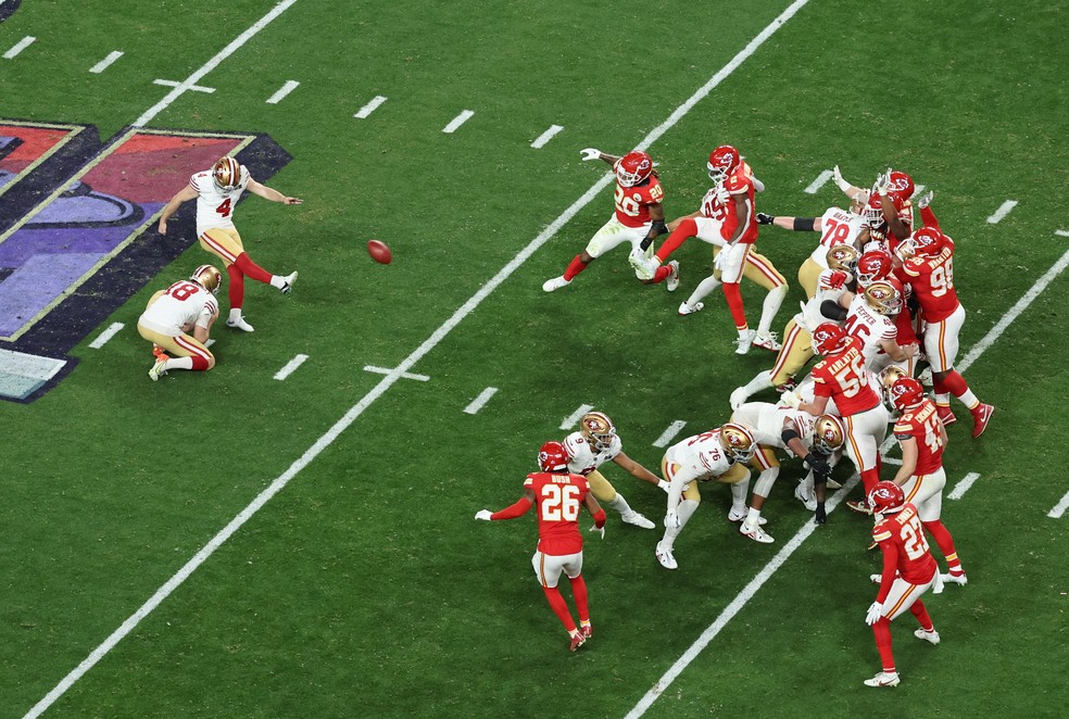 Jake Moody (4) acerta field goal para o San Francisco 49ers na prorrogação do Super Bowl LVIII — Foto: REUTERS/Mike Blake