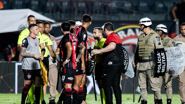 Emmanuel Martínez jogador do Vitoria reclama com o árbitro Alex Gomes Stefano durante partida contra o Palmeiras no estádio Barradão pelo campeonato Brasileiro A 2026