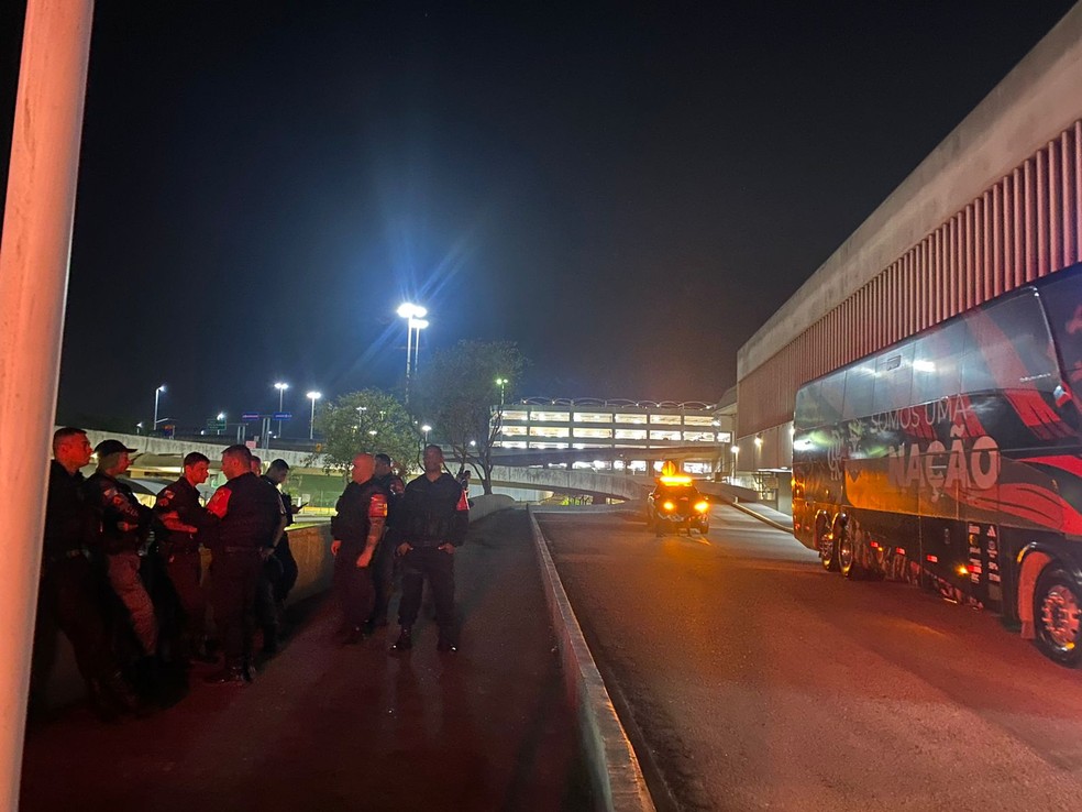 Número de policiais em esquema de segurança em desembarque do Flamengo — Foto: ge