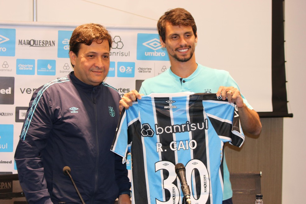 Presidente Alberto Guerra apresenta zagueiro Rodrigo Caio — Foto: Bruno Ravazzolli