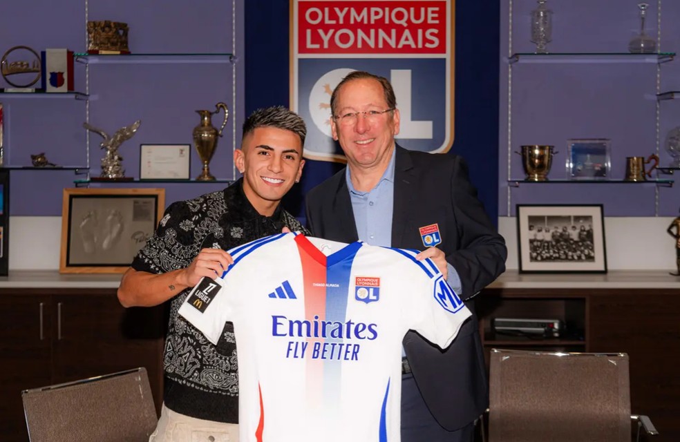 Thiago Almada posa com a camisa do Lyon ao lado de John Textor — Foto: Divulgação/Lyon