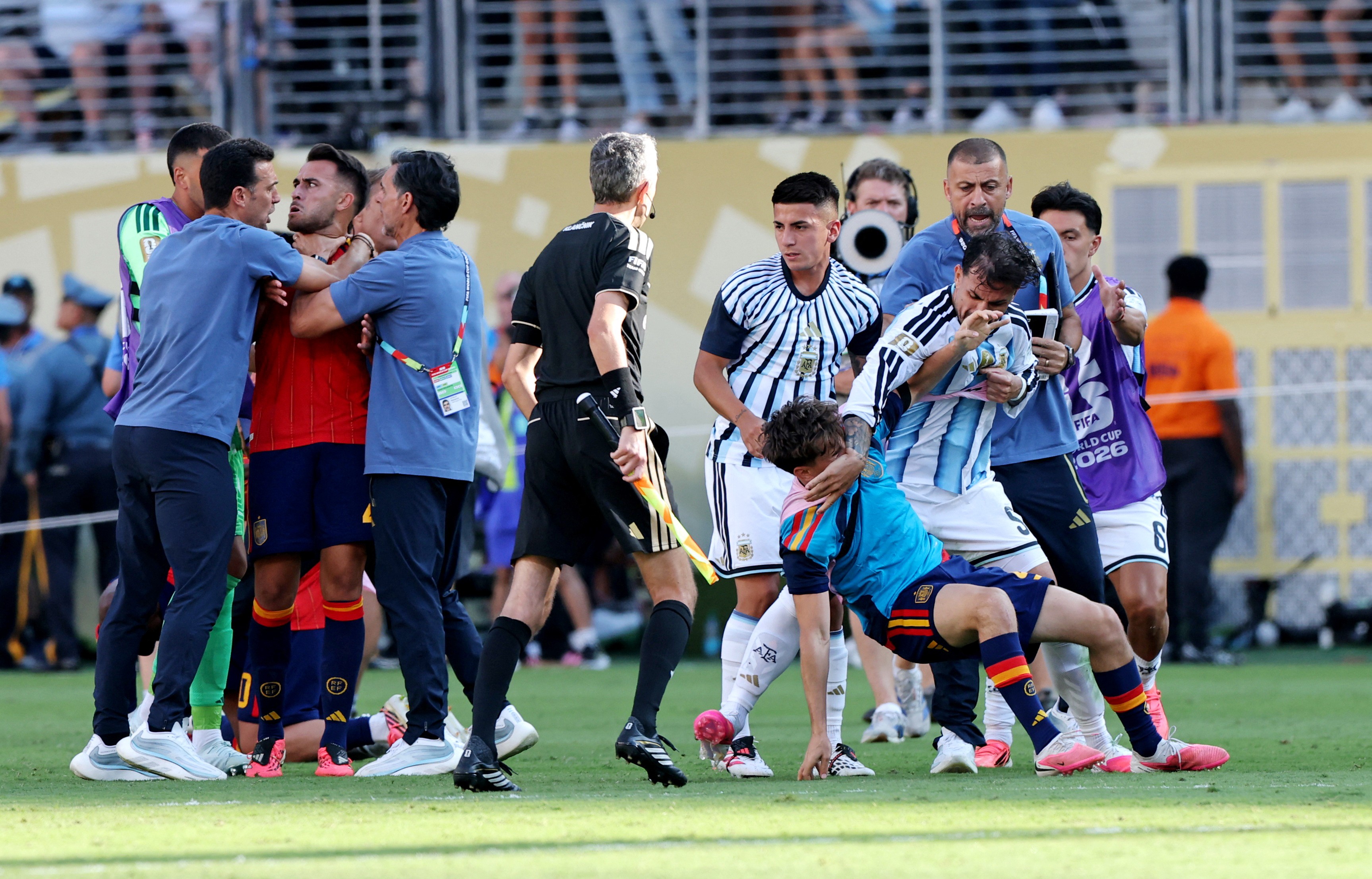 Dani Olmo rebate desculpas de Ayala por soco na final da Copa: "Está mentindo"