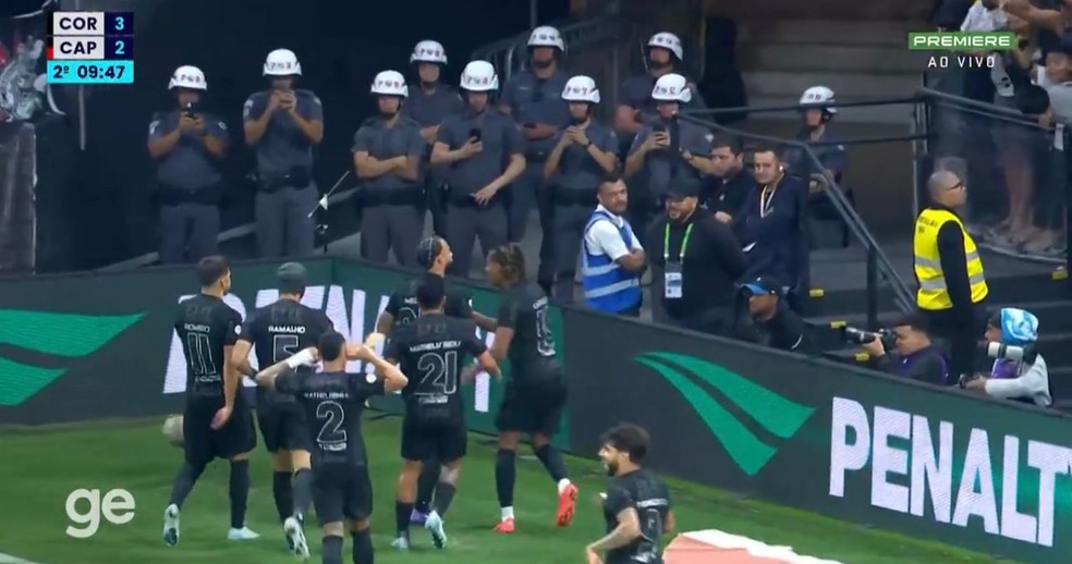 Policiais militares registram primeiro gol de Memphis Depay pelo Corinthians — Foto: Reprodução/Premiere