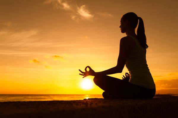 Aula de Yoga para Iniciantes, [Aula de Yoga para Iniciantes] Faça essa  aula e sinta a energia do silêncio, trazendo bem-estar para o seu corpo e  para sua mente.