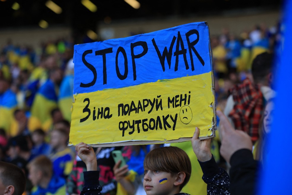 Torcedor da Ucrânia leva mensagem em jogo com a Escócia: "Pare a guerra" — Foto: Lee Smith/Reuters