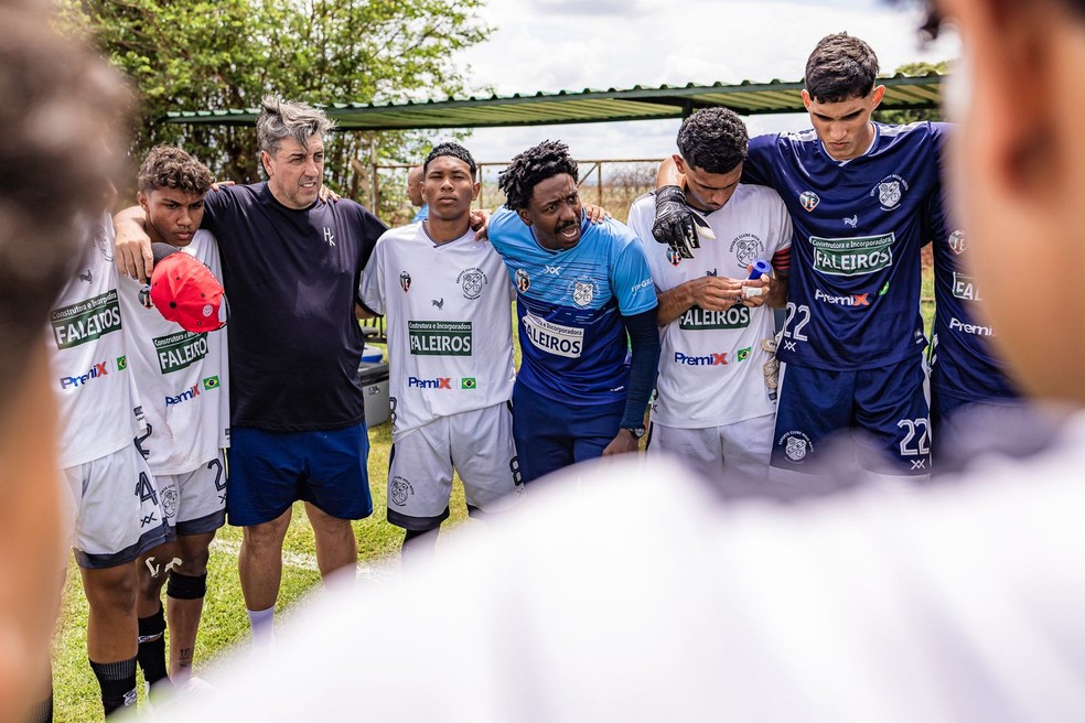 Ex-jogador Francis, agora técnico do Esporte Clube Meia-Noite