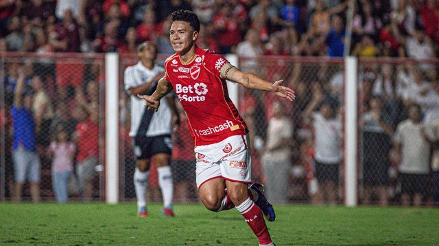 Marquinhos Gabriel comemora o terceiro gol do Vila