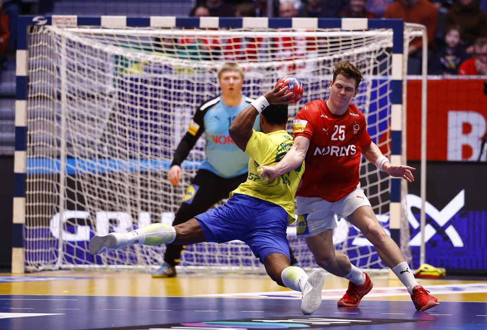 Brasil e Dinamarca no Mundial masculino de handebol — Foto: REUTERS/Susana Vera
