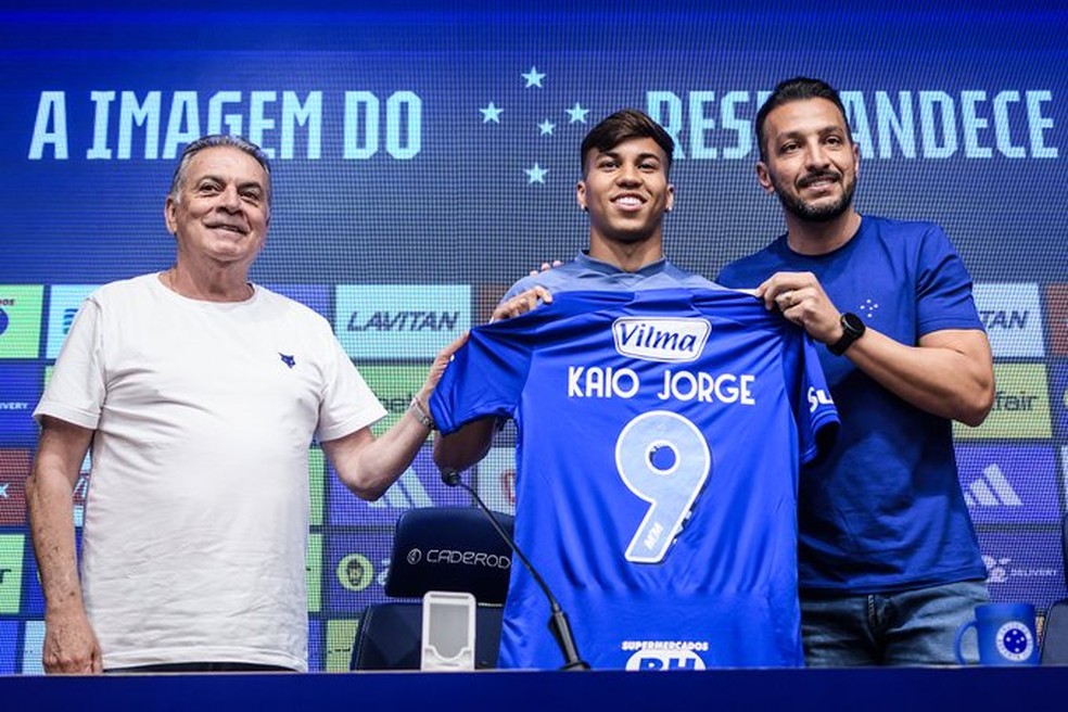 Kaio Jorge é apresentado pelo Cruzeiro — Foto: Gustavo Aleixo