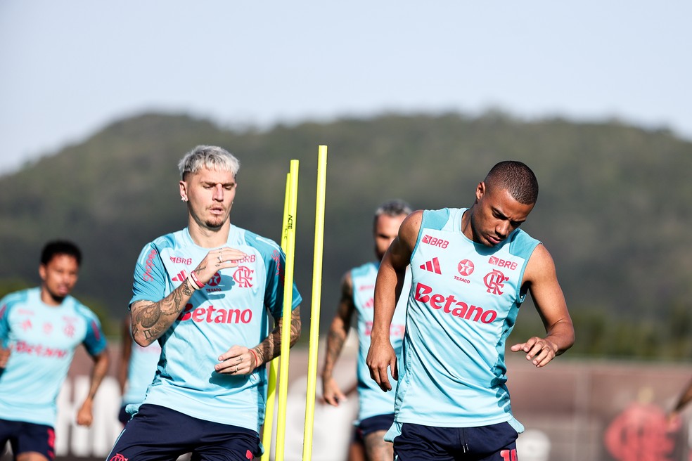 Varela e De la Cruz em treino do Flamengo  Foto: Gilvan de Souza/Flamengo